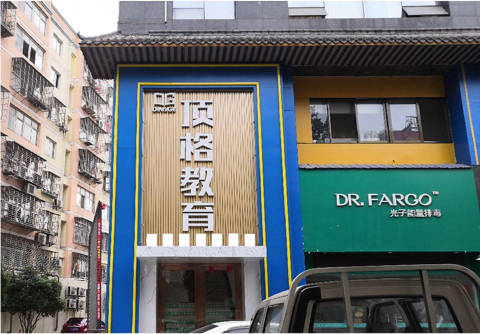 柳城门头设计要符合门店特色。